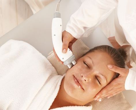 Radiofrequenza estetica del viso per il miglioramento della tonicità cutanea